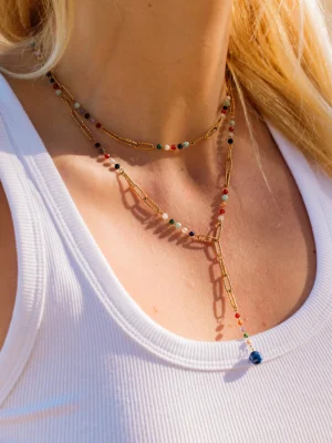 grandinele su naturaliais akmenukais