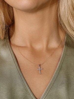 grandinėlė su kryželiu